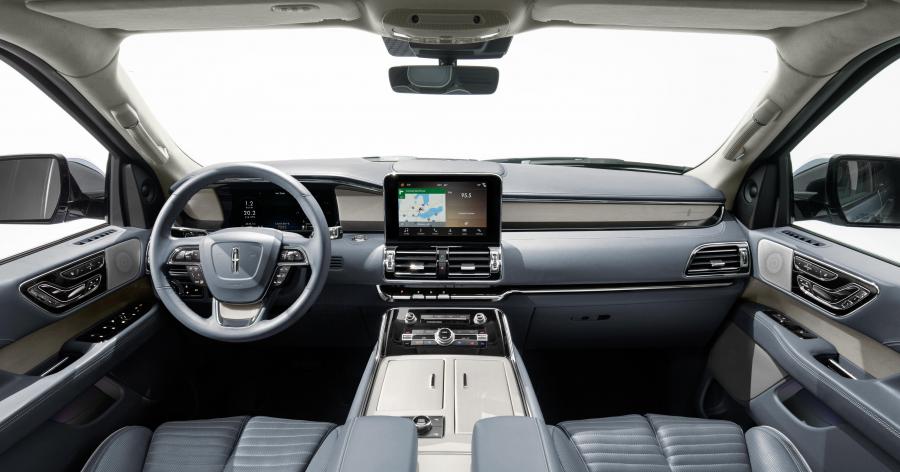 Торпедо Lincoln Navigator Black Label 2017 года  (фото 20 из 52)